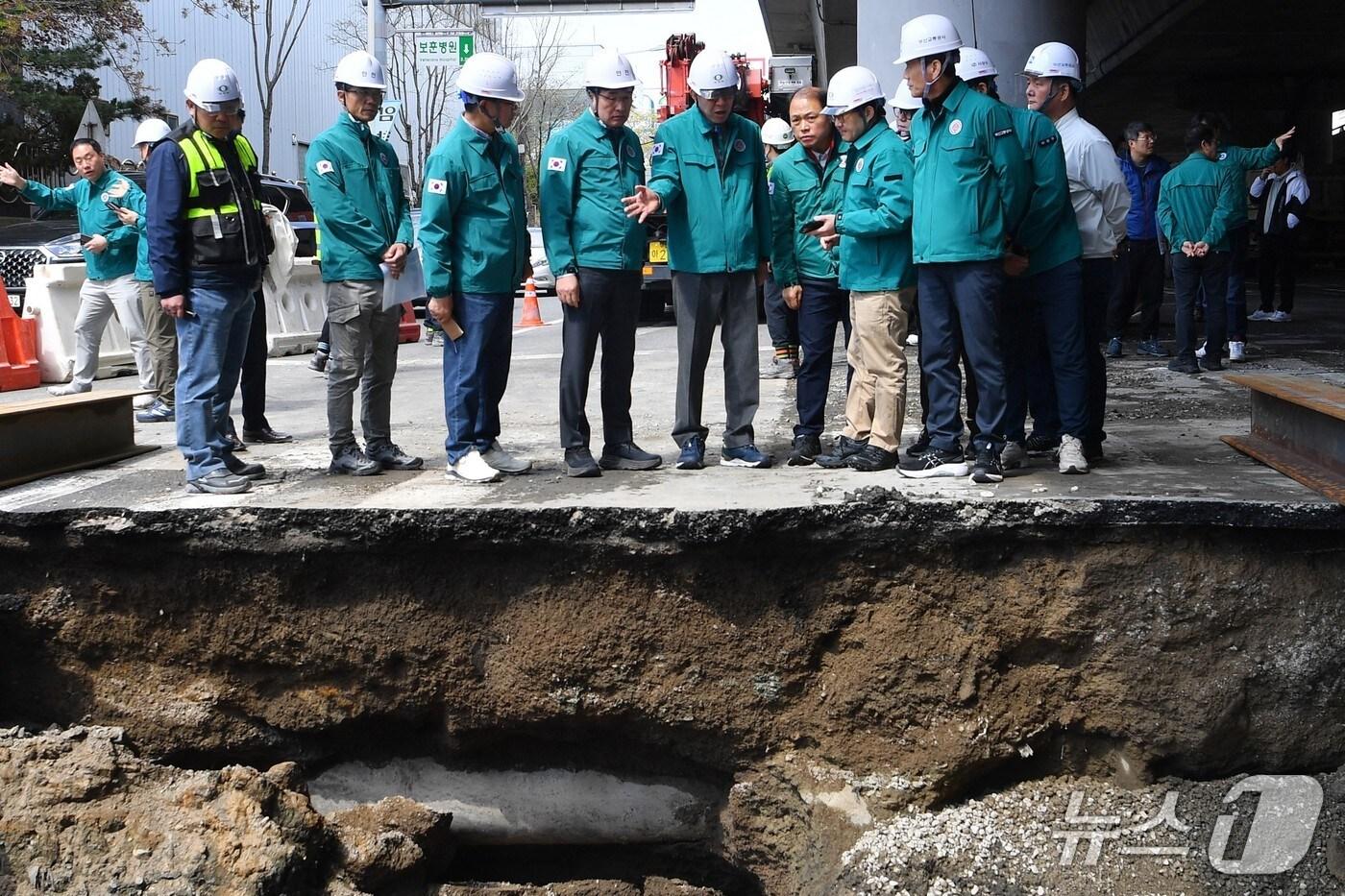 부산 사상~하단선 도시철도 공사장 인근 지반 침하가 발생한 13일 부산시과 관계 기관이 현장을 점검하고 있다(부산시 제공. 재판매 및 DB금지). 2025.4.13