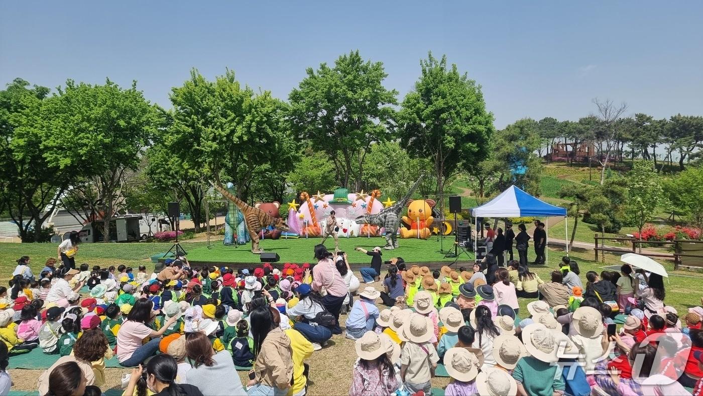 대구 서구문화회관은 오는 19일 오후 2시 이현공원 잔디공원에 '숲속 음악 소풍'을 개최한다.(재판매 및 DB 금지)