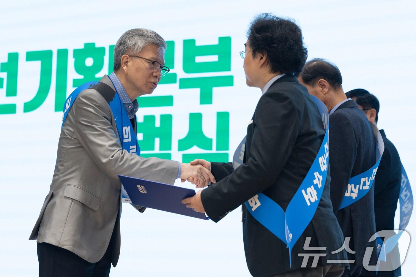 김택우 대한의사협회장이 13일 오후 서울 용산구 대한의사협회에서 열린 대선기획본부 출범식에서 본부장들에게 임명장을 수여하고 있다. 2025.4.13/뉴스1 ⓒ News1 이승배 기자