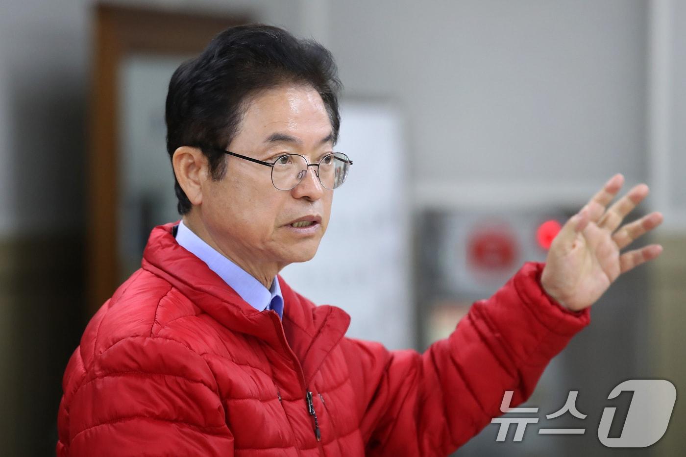 대권에 도전하는 이철우 경북도지사가 13일 오후 대구 중구 서문시장에서 열린 '대구경북 경제 활성화를 위한 전통시장 간담회'에 참석해 발언하고 있다. ⓒ News1 공정식 기자