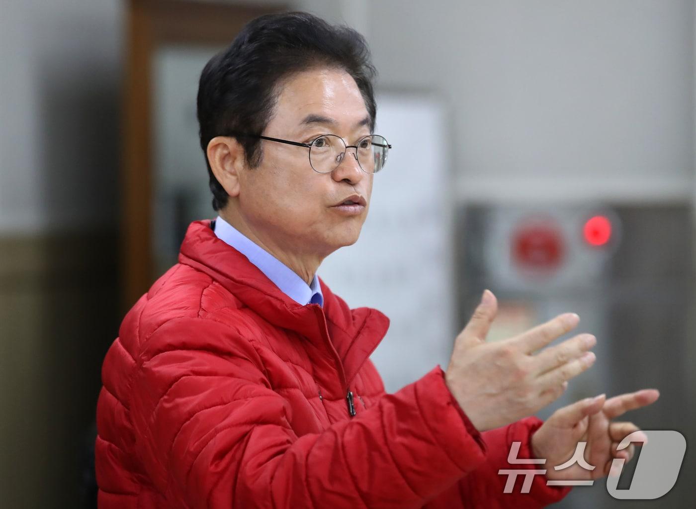 본문 이미지 - 대권에 도전하는 이철우 경북도지사가 지난 13일 대구 서문시장에서 열린 '대구경북 경제 활성화를 위한 전통시장 간담회'에 참석해 발언하고 있다. 2025.4.13/뉴스1 ⓒ News1 공정식 기자