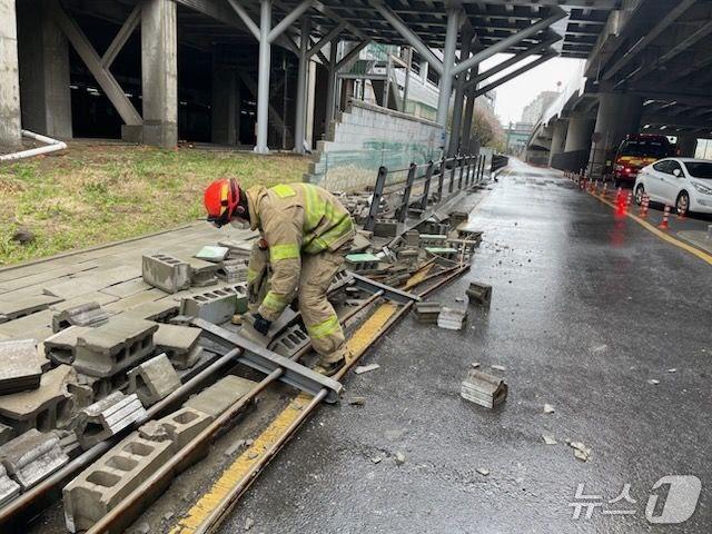본문 이미지 - 수원역환승센터 담벼락 파손.(경기도소방재난본부 제공)