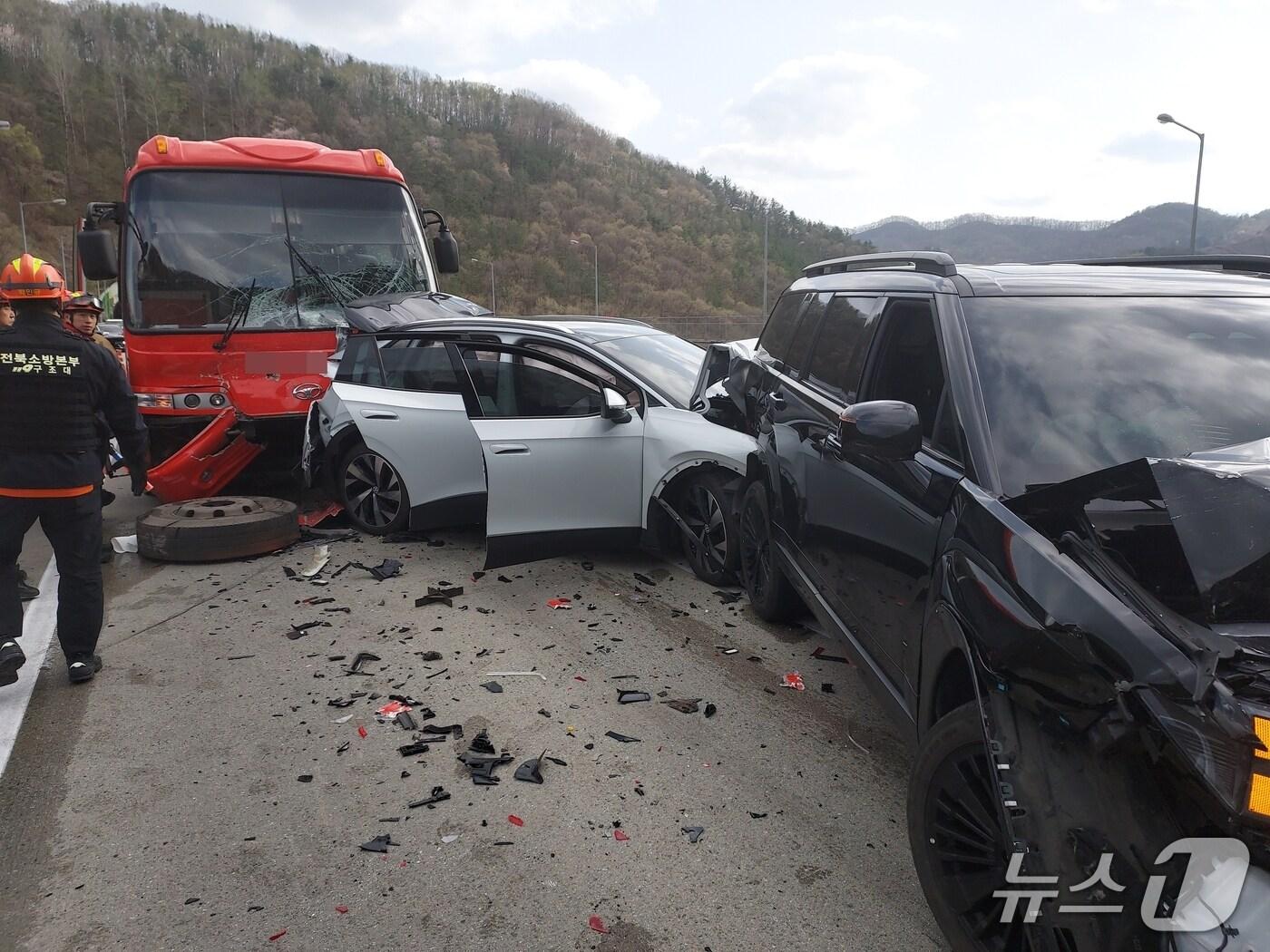 본문 이미지 - 전북자치도 완주군 순천완주고속도로 차량 추돌사고 현장.(전북자치도소방본부 제공. 재판매 및 DB금지)