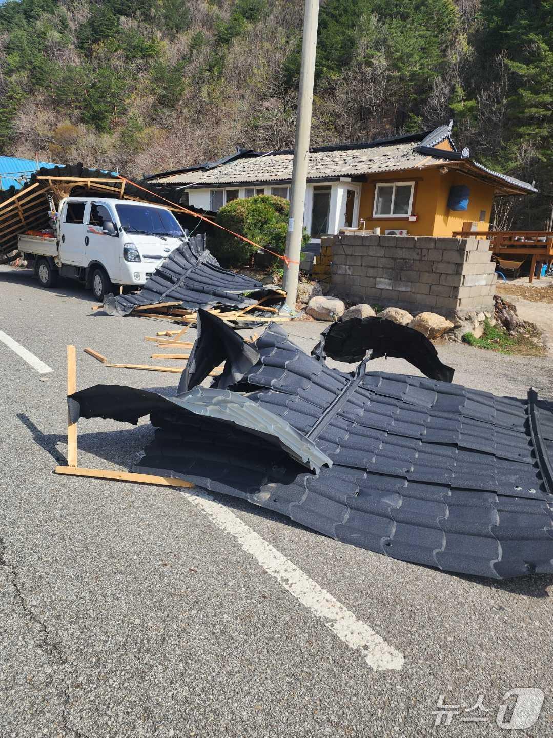 본문 이미지 - 13일 강원에 비바람이 친 가운데, 이날 오전 9시 19분쯤 삼척시 미로면의 한 주택에서 지붕이 날아가는 피해가 발생했다. (강원특별자치도소방본부 제공. 재판매 및 DB금지) 2025.4.13/뉴스1