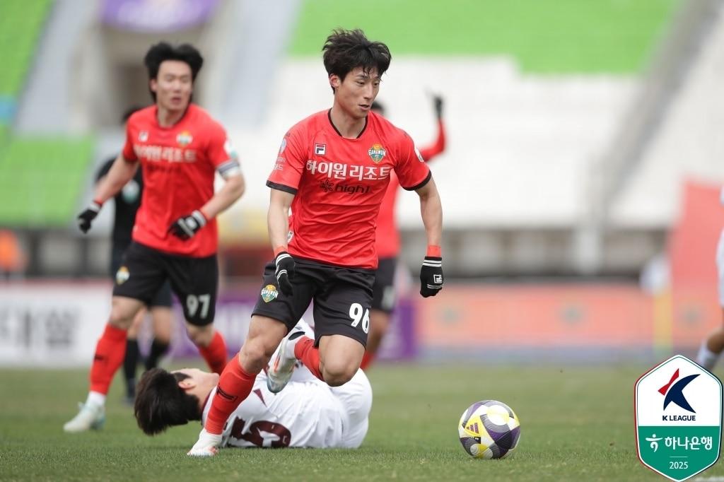 본문 이미지 - 강원 최병찬(한국프로축구연맹 제공) 