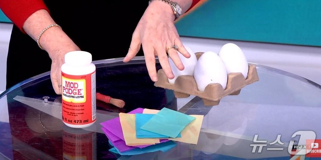 본문 이미지 - 미국 한 방송에서 모형 달걀 색칠법을 안내하고 있다. (유튜브 'News4JAX The Local Station' 갈무리)