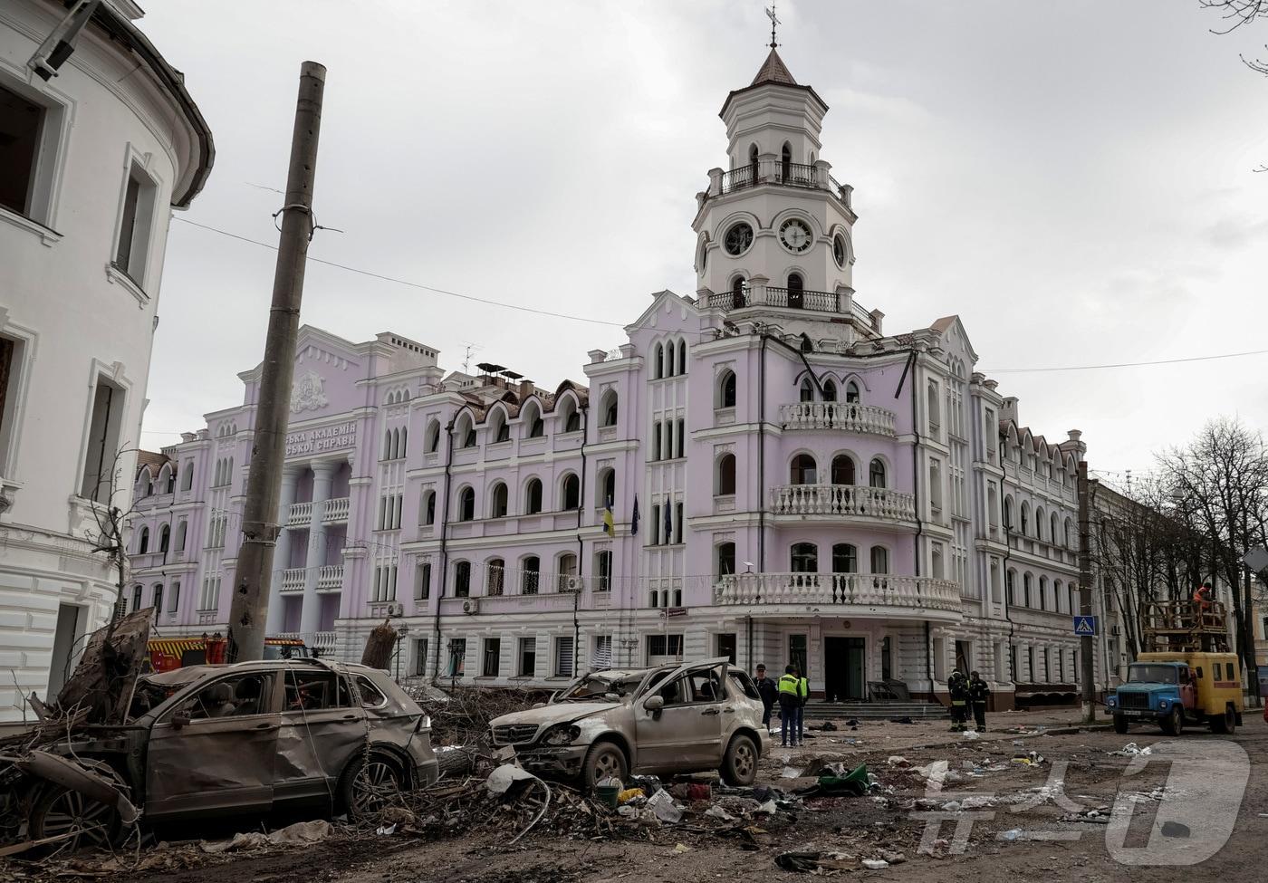 13일(현지시간) 러시아의 미사일 공격으로 우크라이나 동북부 수미의 길거리에서 차량이 불탄 모습. 2025.04.13 ⓒ 로이터=뉴스1 ⓒ News1 김지완 기자