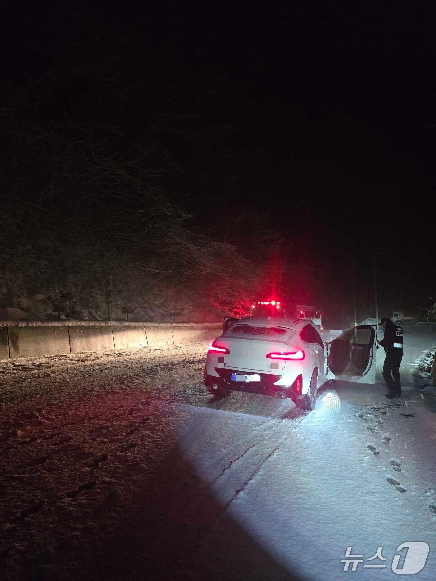본문 이미지 - 지난 13일 오후 8시 9분쯤 강원 정선군 사북읍에서 눈길에 승용차가 고립되는 피해가 발생해 안전조치가 이뤄졌다. (강원특별자치도소방본부 제공. 재판매 및 DB금지) 2025.4.14/뉴스1