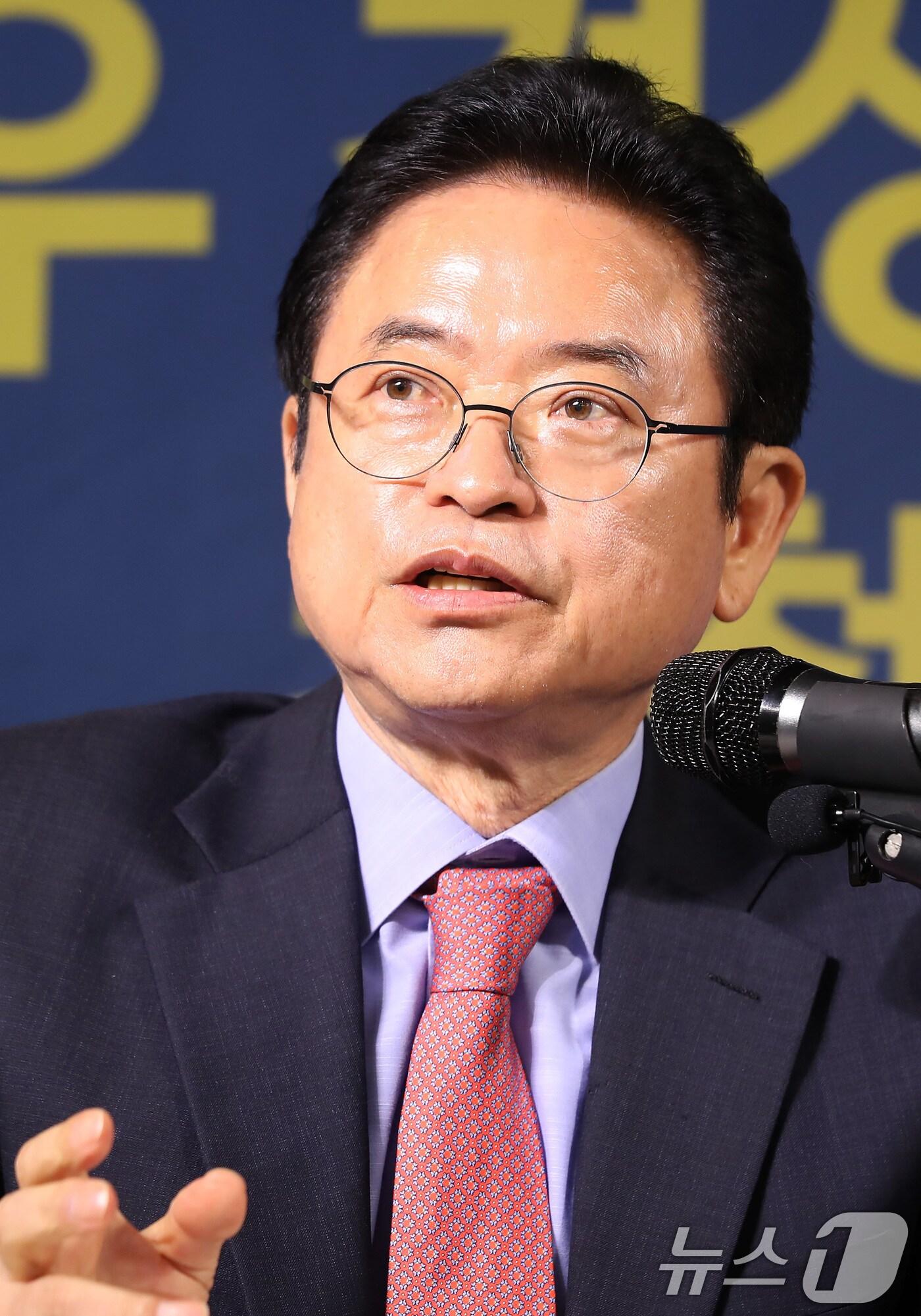 본문 이미지 - 이철우 경북도지사가 14일 오전 대구 남구 이천동 대구아트파크에서 열린 아시아포럼21 초청토론회에 참석해 발언하고 있다. 2025.4.14/뉴스1 ⓒ News1 공정식 기자