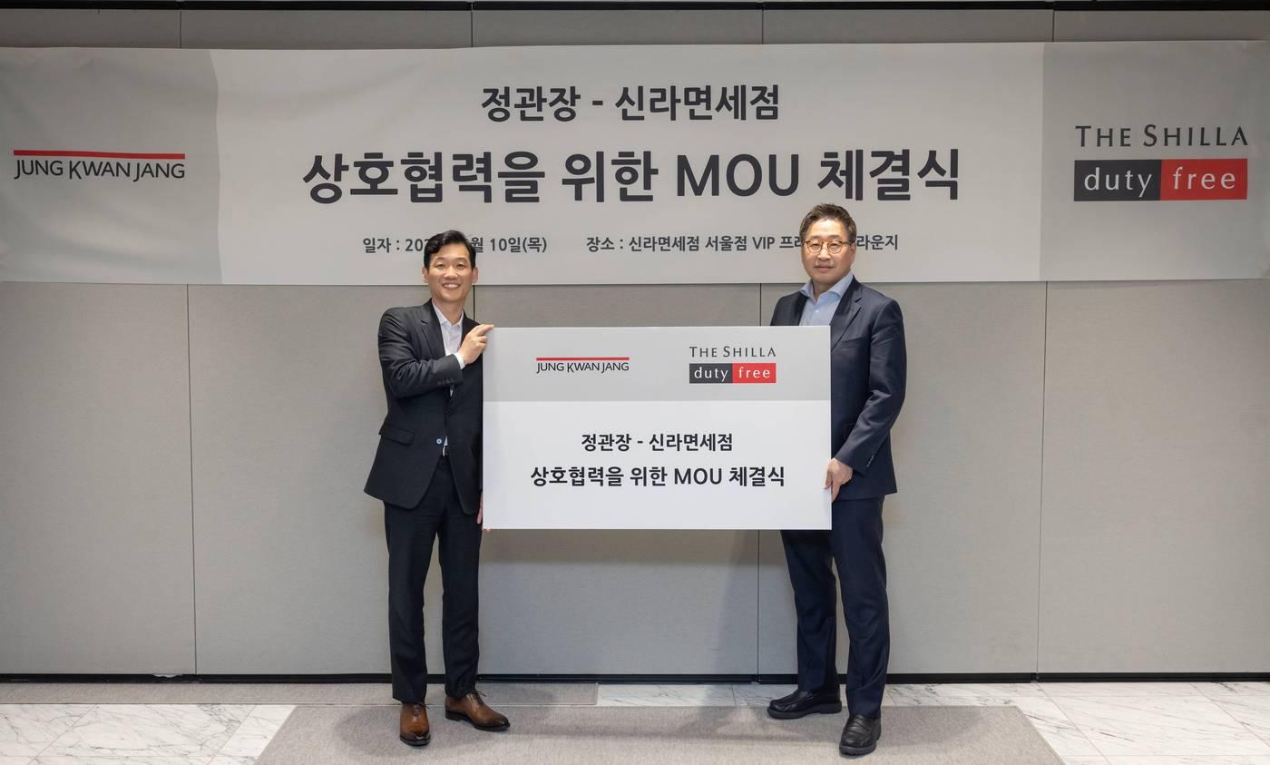   한승규 KGC인삼공사 마케팅본부장과 김준환 호텔신라 TR부문장 등 양사 관계자들이 기념 촬영을 하는 모습.(KGC인삼공사 제공)