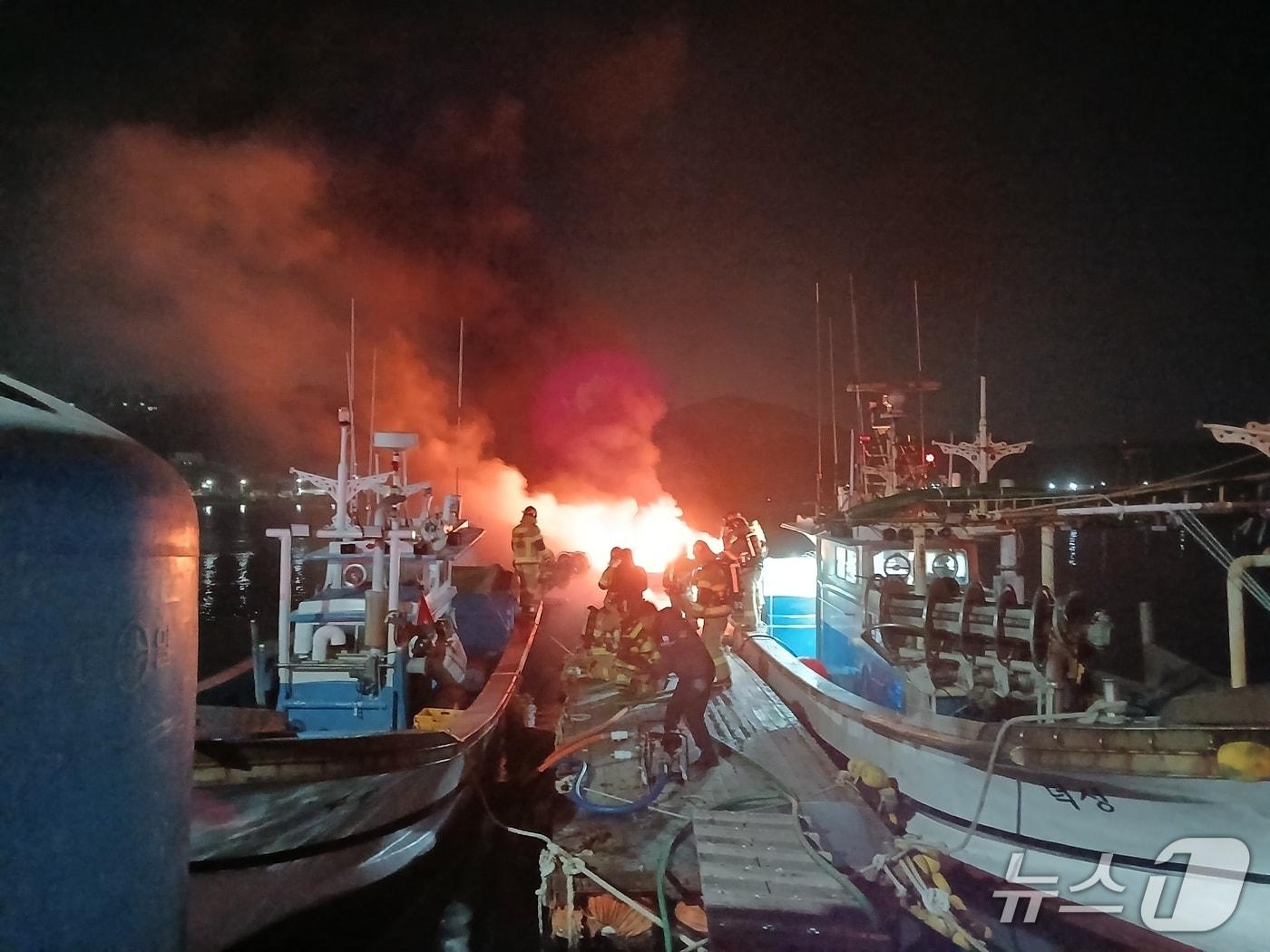 본문 이미지 - 14일 오전 부산 사하구 다대동 어선 화재 현장.(부산소방재난본부 제공. 재판매 및 DB 금지)
