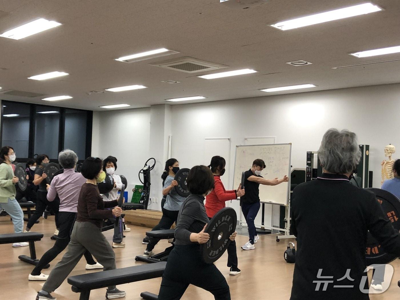 본문 이미지 - 부산외국어대 50+생애재설계대학 수강생들이 예방운동관리사 양성 과정에 참여하고 있다. (부산외국어대 제공. 재판매 및 DB 금지)