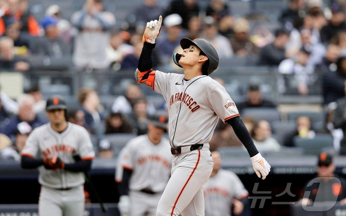 샌프란시스코 자이언츠의 이정후가 13일(현지시간) 뉴욕의 양키 스타디움에서 열린 MLB 뉴욕 양키스와 경기 6회에 연타석 포인 3점 홈런을 터트린 뒤 세러머니를 하고 있다. 2025.04.14 ⓒ AFP=뉴스1 ⓒ News1 우동명 기자