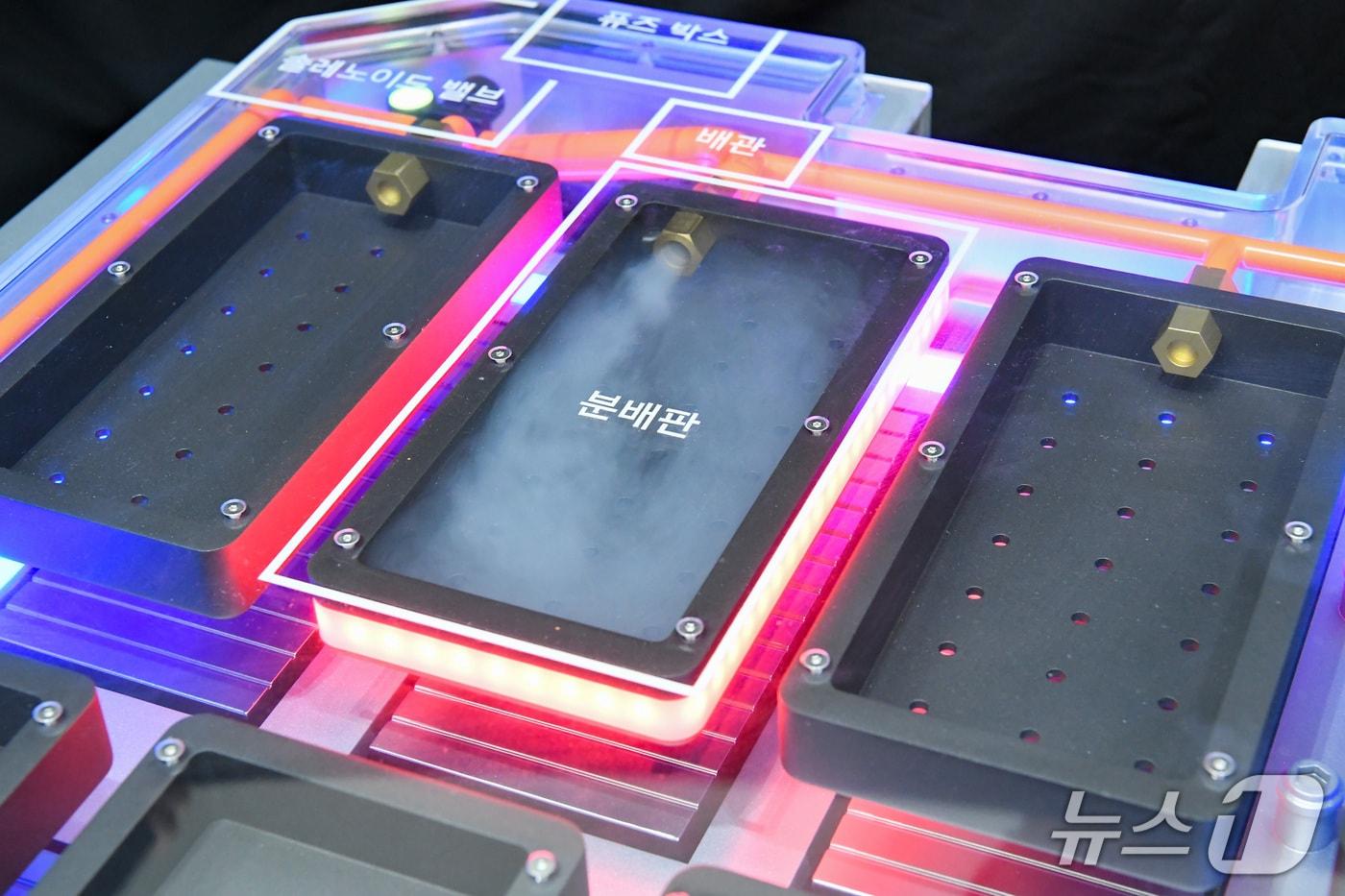  현대모비스가 열폭주를 방지하기 위해 개발한 배터리시스템 모형. 발화 지점에 소화약제를 강한 압력으로 분사해 화재를 진압할 수 있다. &#40;현대모비스 제공&#41;