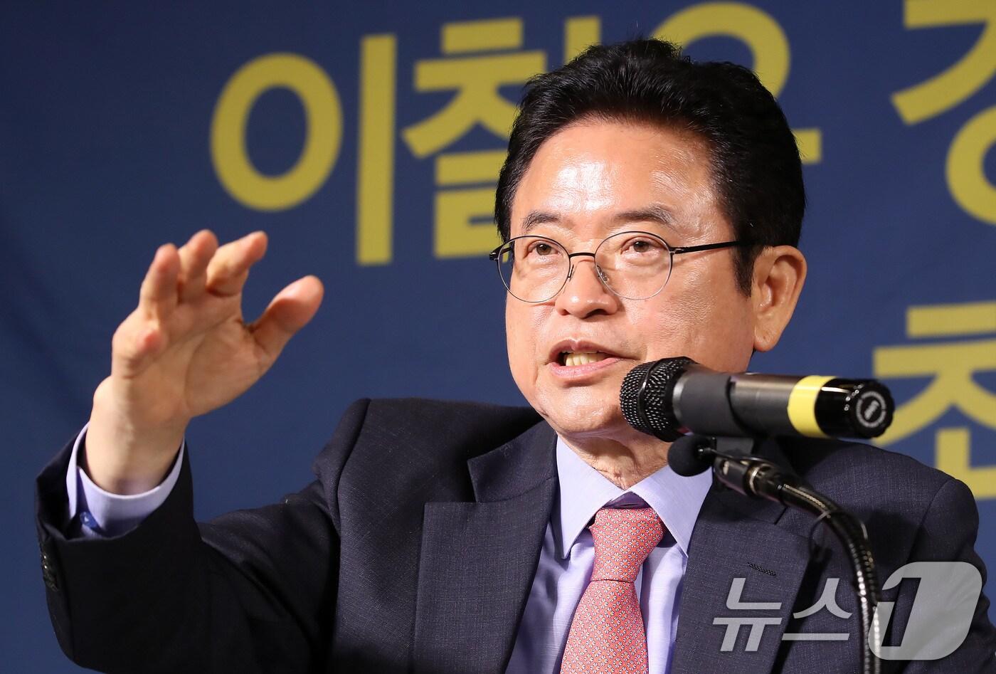 이철우 경북도지사가 14일 오전 대구 남구 이천동 대구아트파크에서 열린 아시아포럼21 초청토론회에 참석해 질문에 답하고 있다. 2025.4.14/뉴스1 ⓒ News1 공정식 기자