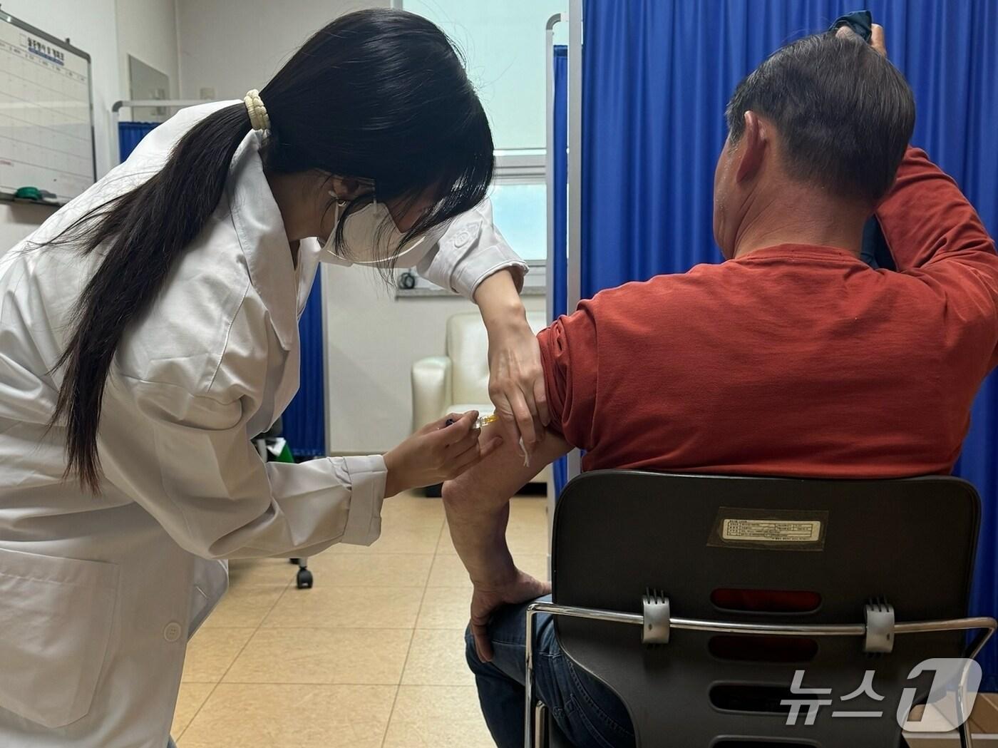 본문 이미지 - 충북 괴산군보건소 대상포진 예방접종 모습.&#40;괴산군 제공&#41;/뉴스1