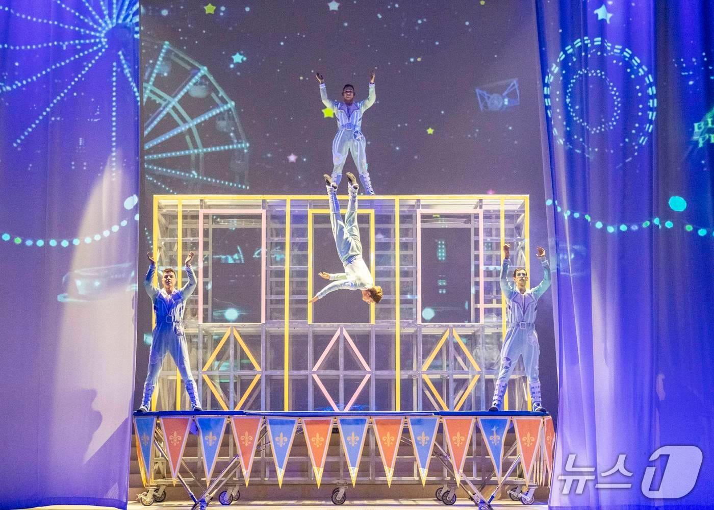 본문 이미지 - 에버랜드 서커스 공연 '레니의 컬러풀 드림'의 한 장면.(에버랜드 제공)