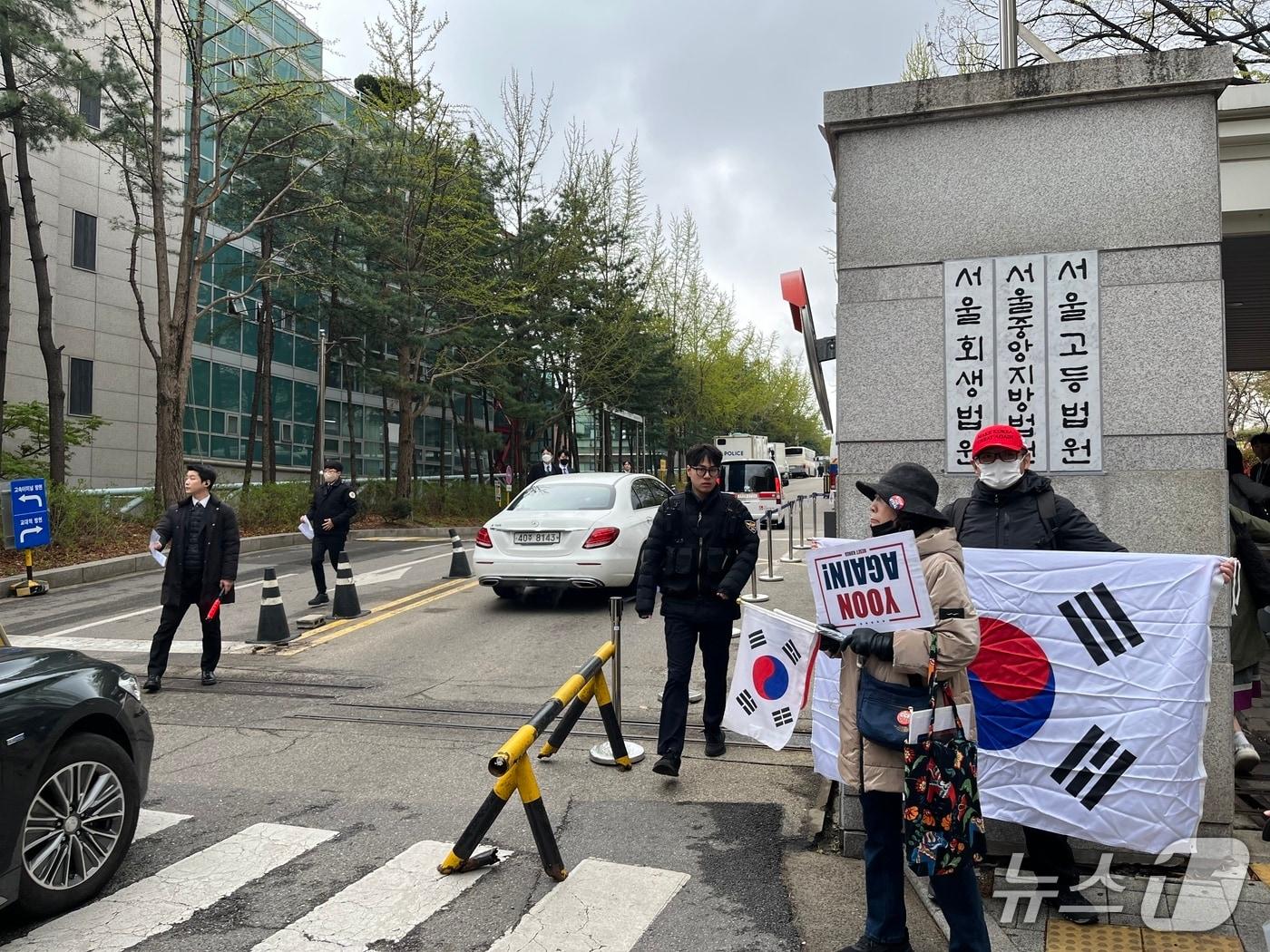 본문 이미지 - 13일 오전 서울중앙지법 앞 지지자들이 모여 있는 모습. 2025.04.14/뉴스1 ⓒ 뉴스1 김종훈 기자