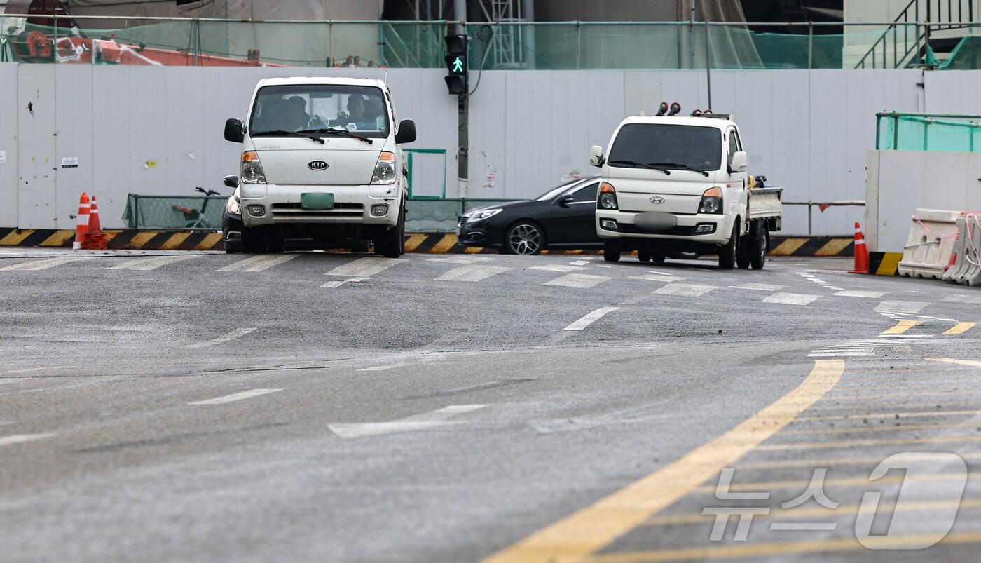 서울 영등포구 신안산선 신풍역 공사장 근처 도로가 솟아올라 있다. 2025.4.14/뉴스1 ⓒ News1 김도우 기자(사진은 기사 내용과 무관함) 