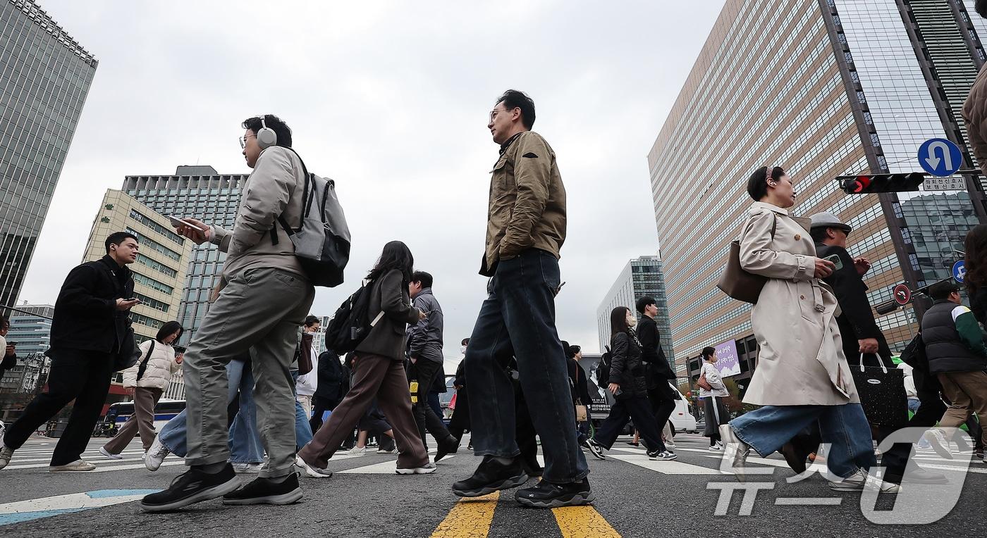 서울 종로구 광화문 네거리에서 직장인들이 출근길을 서두르고 있다. 2025.4.14/뉴스1 ⓒ News1 김진환 기자
