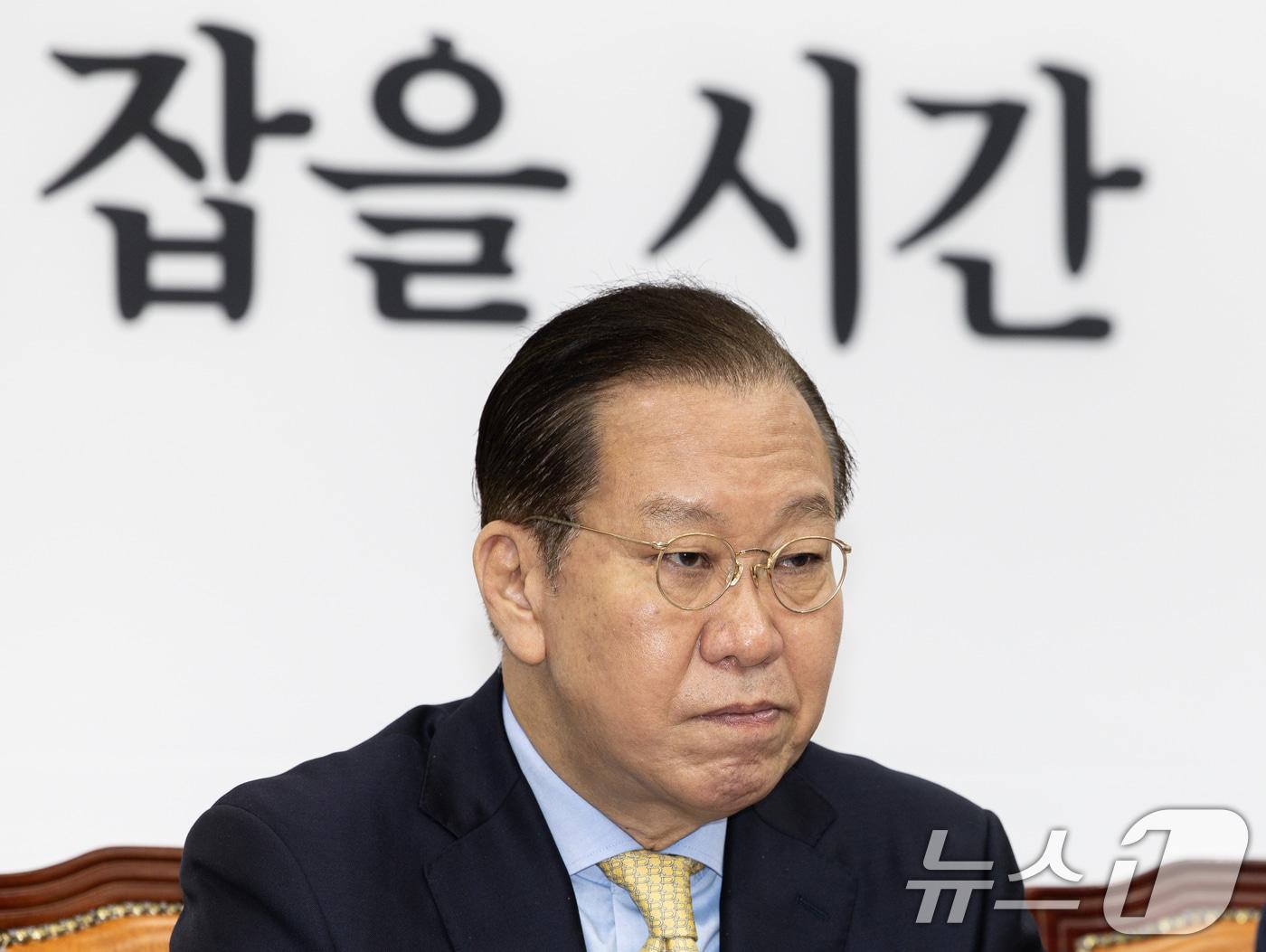 본문 이미지 - 권영세 국민의힘 비상대책위원장이 14일 오전 서울 여의도 국회에서 열린 비상대책위원회의에서 권성동 원내대표의 발언을 듣고 있다. 2025.4.14/뉴스1 ⓒ News1 이재명 기자