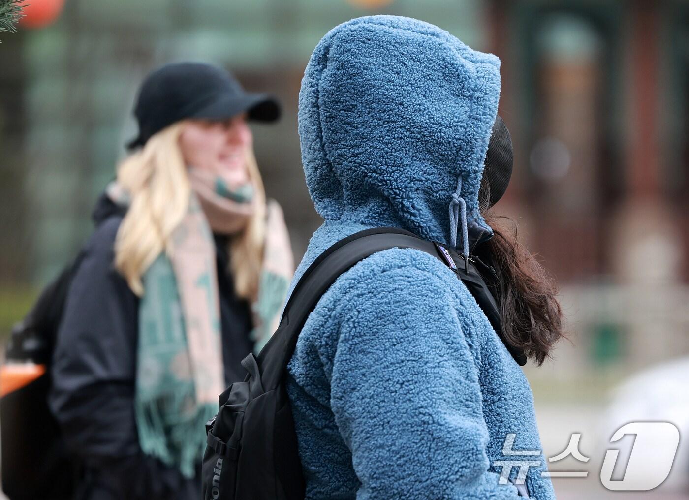 본문 이미지 - 아침 최저기온이 평년보다 3~8도가량 낮은 쌀쌀한 날씨를 보인 14일 오전 서울 종로구 광화문 네거리에서 직장인들이 출근길을 서두르고 있다. 2025.4.14/뉴스1 ⓒ News1 김진환 기자