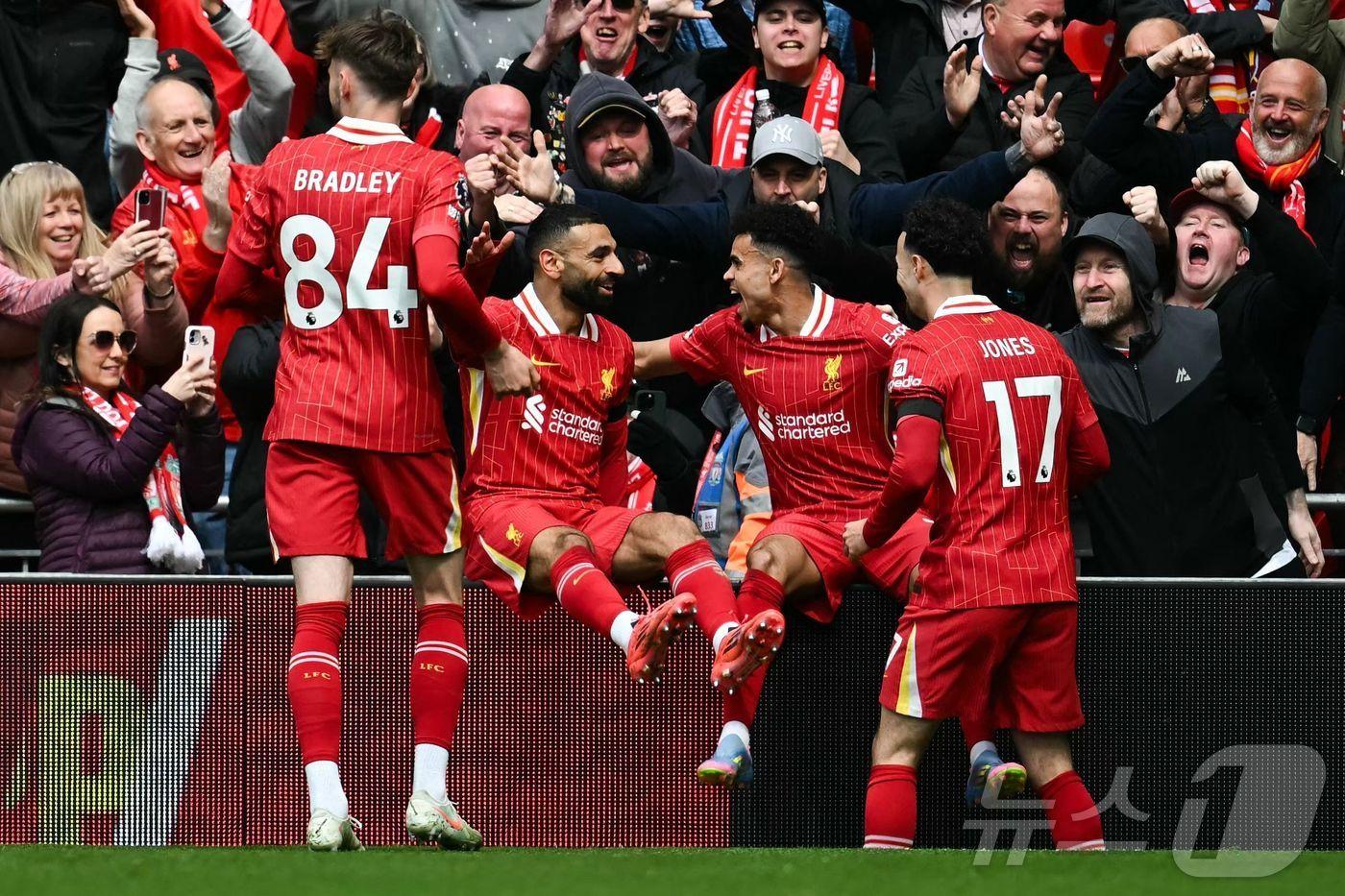 리버풀 모하메드 살라(왼쪽 두번째)가 루이스 디아스(오른쪽 두번째) 골을 도운 뒤 함께 기뻐하고 있다. ⓒ AFP=뉴스1