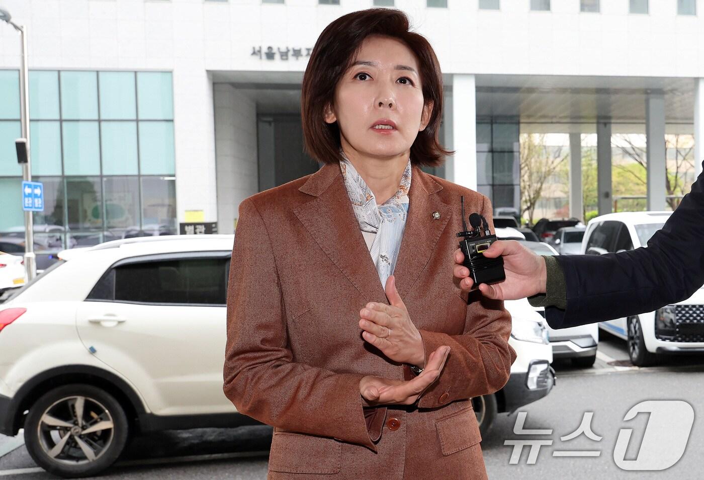 제21대 대통령선거 출마를 선언한 나경원 국민의힘 의원이 14일 오전 서울 양천구 남부지법에서 열린 패스트트랙 속행 공판에 출석하며 사법개혁 관련 공약 발표를 하고 있다. 2025.4.14/뉴스1 ⓒ News1 이동해 기자