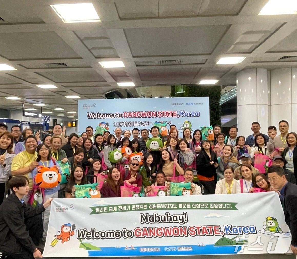 본문 이미지 - 지난 12일 오후 전세기편을 통해 강원 양양국제공항에 입국한 필리핀 관광객.(강원도글로벌본부 제공, 재판매 및 DB 금지) 2025.4.14/뉴스1