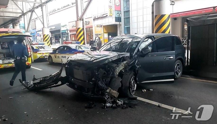 본문 이미지 - 14일 오전 지하철 2호선 건대입구역 인근 도로에서 SUV 차량이 지하철 교각을 들이받아 앞 범퍼가 심하게 파손돼 있다. (광진소방서 제공)
