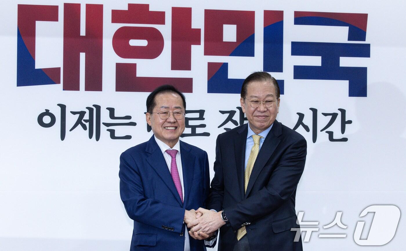 본문 이미지 - 권영세 국민의힘 비상대책위원장과 제21대 대통령선거에 출마 선언을 앞둔 홍준표 전 대구시장 14일 오전 서울 여의도 국회에서 악수를 하고 있다. 2025.4.14/뉴스1 ⓒ News1 이재명 기자