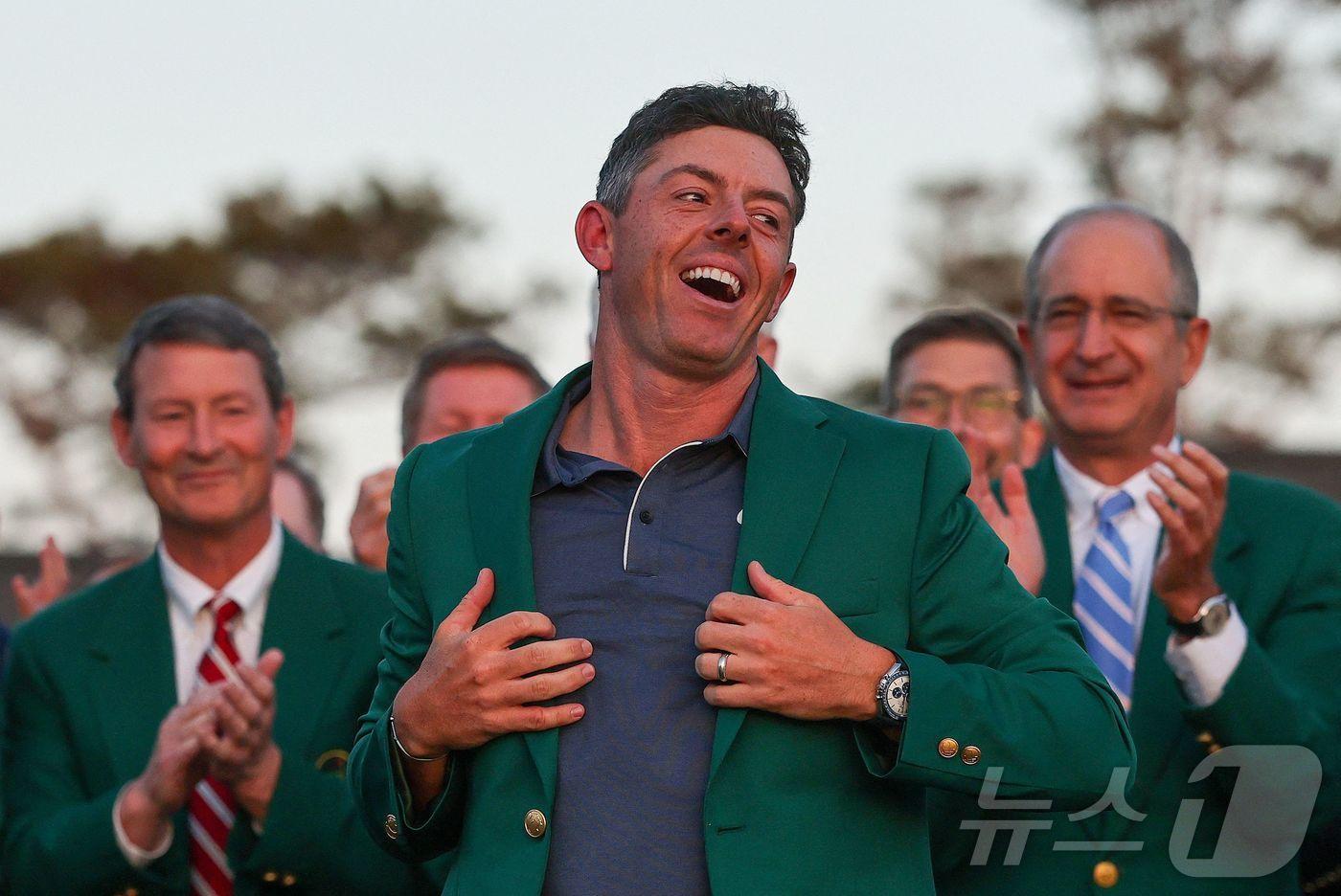 북아일랜드의 로리 매킬로이가 13일&#40;현지시간&#41; 조지아주 오거스타 내셔널 골프클럽에서 열린 제89회 마스터스 토너먼트 연장서 17번째 도전 끝에 첫 우승을 한 뒤 그린 재킷을 입고 기뻐하고 있다. 2025.04.14 ⓒ AFP=뉴스1 ⓒ News1 우동명 기자