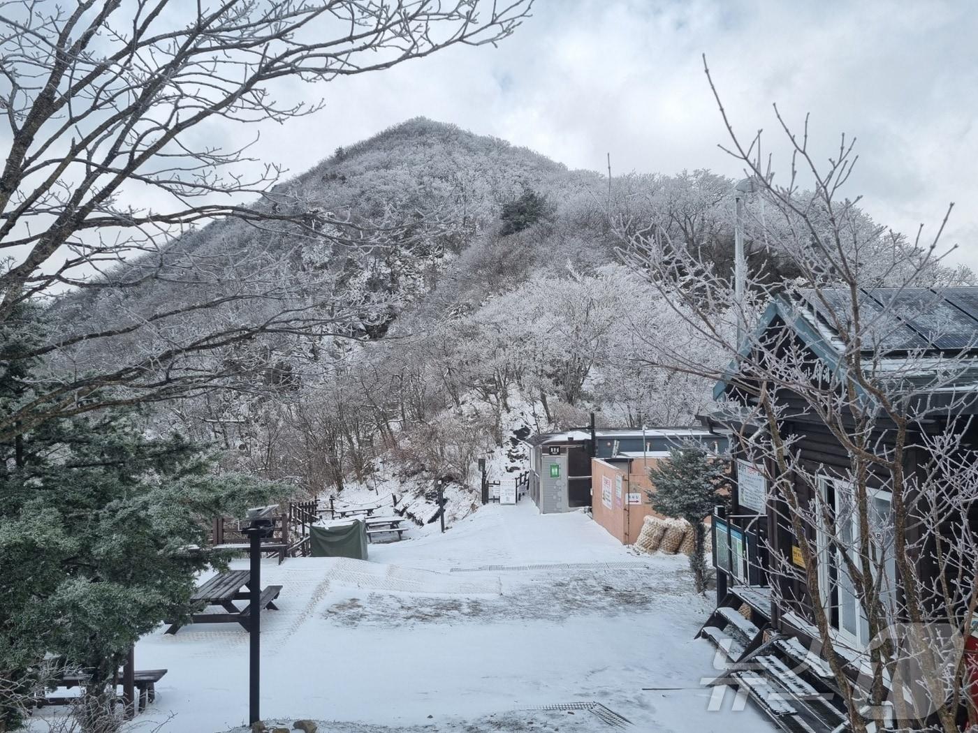본문 이미지 - 지난 13일 전북자치도 무주덕유산국립공원 삿갓재 대피소에 눈이 소복히 쌓여있다.&#40;덕유산국립공원 제공. 재판매 및 DB금지&#41; 2025.4.14/뉴스1 