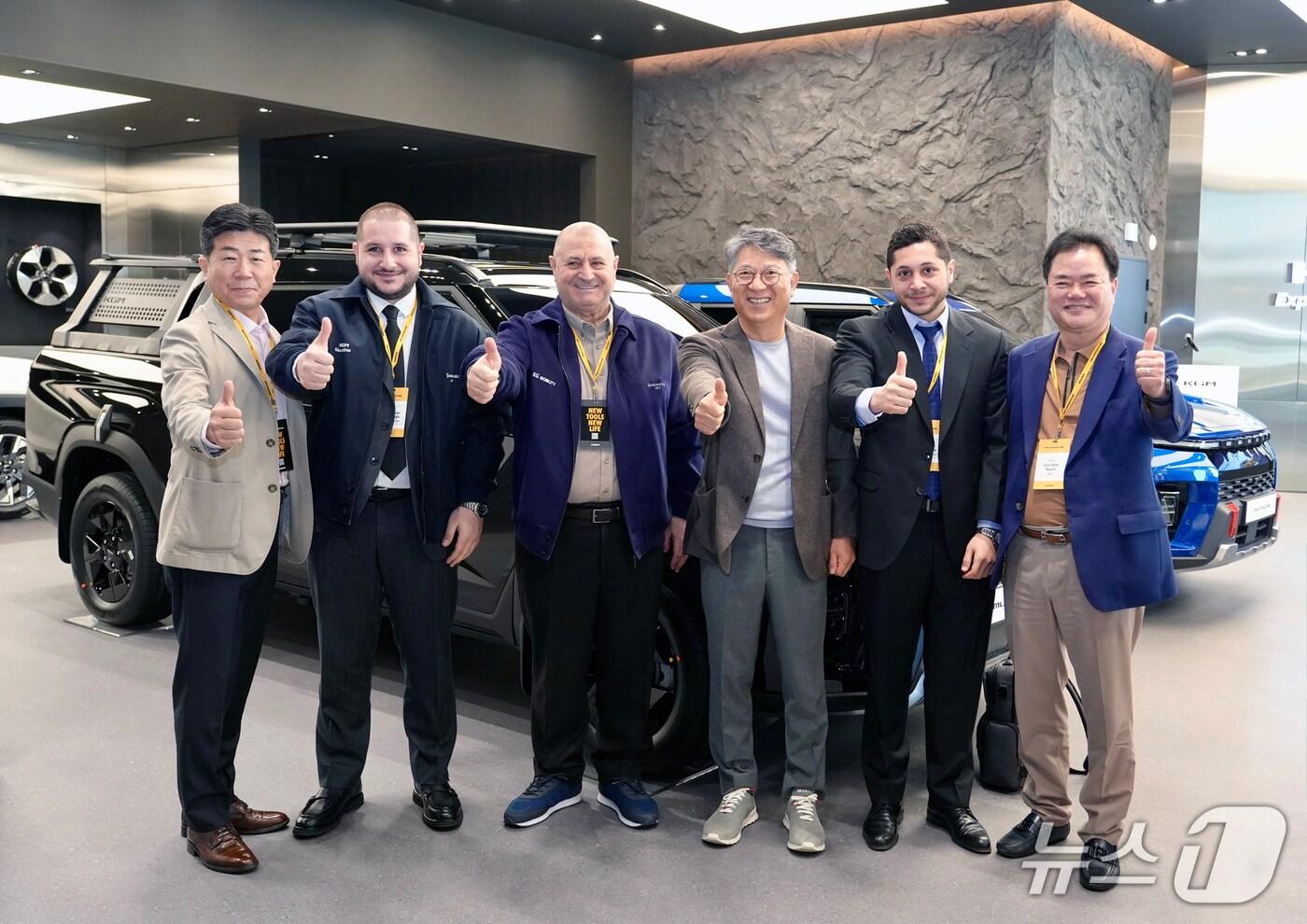 KG모빌리티(KGM)는 글로벌 대리점을 초청해 신모델 시승행사를 개최했다. 사진 왼쪽 네 번째 곽재선 KGM 회장과 첫 번째 황기영 대표이사.(KGM 제공)