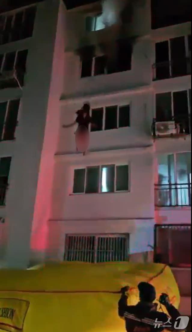 본문 이미지 - 14일 오전 4시쯤 경북 포항시 남구 용덕리의 한 아파트에서 발생한 화재 현장에서 소방대원들이 설치한 에어매트 위로 한 주민이 뛰어내리고 있다.&#40;포항 남부소방서 제공, 제판매 및 DB 금지&#41; 2025.4.14/뉴스1 