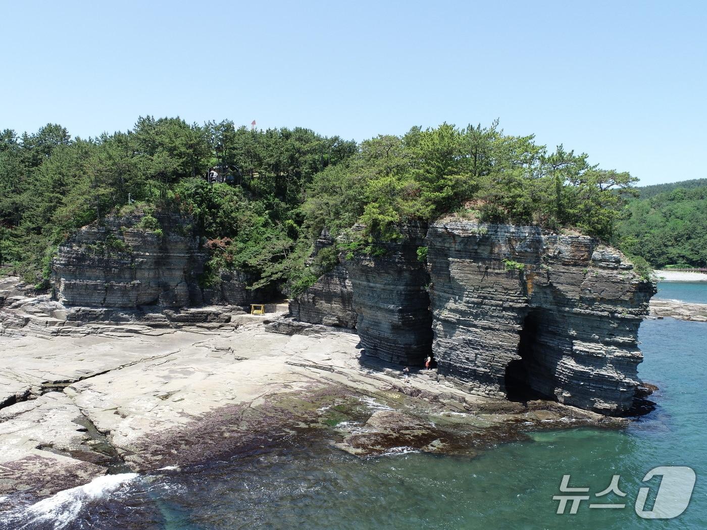 본문 이미지 - 경남 고성군 고성공룡지질공원에 있는 병풍바위 모습(경남도 제공. 재판매 및 DB금지)
