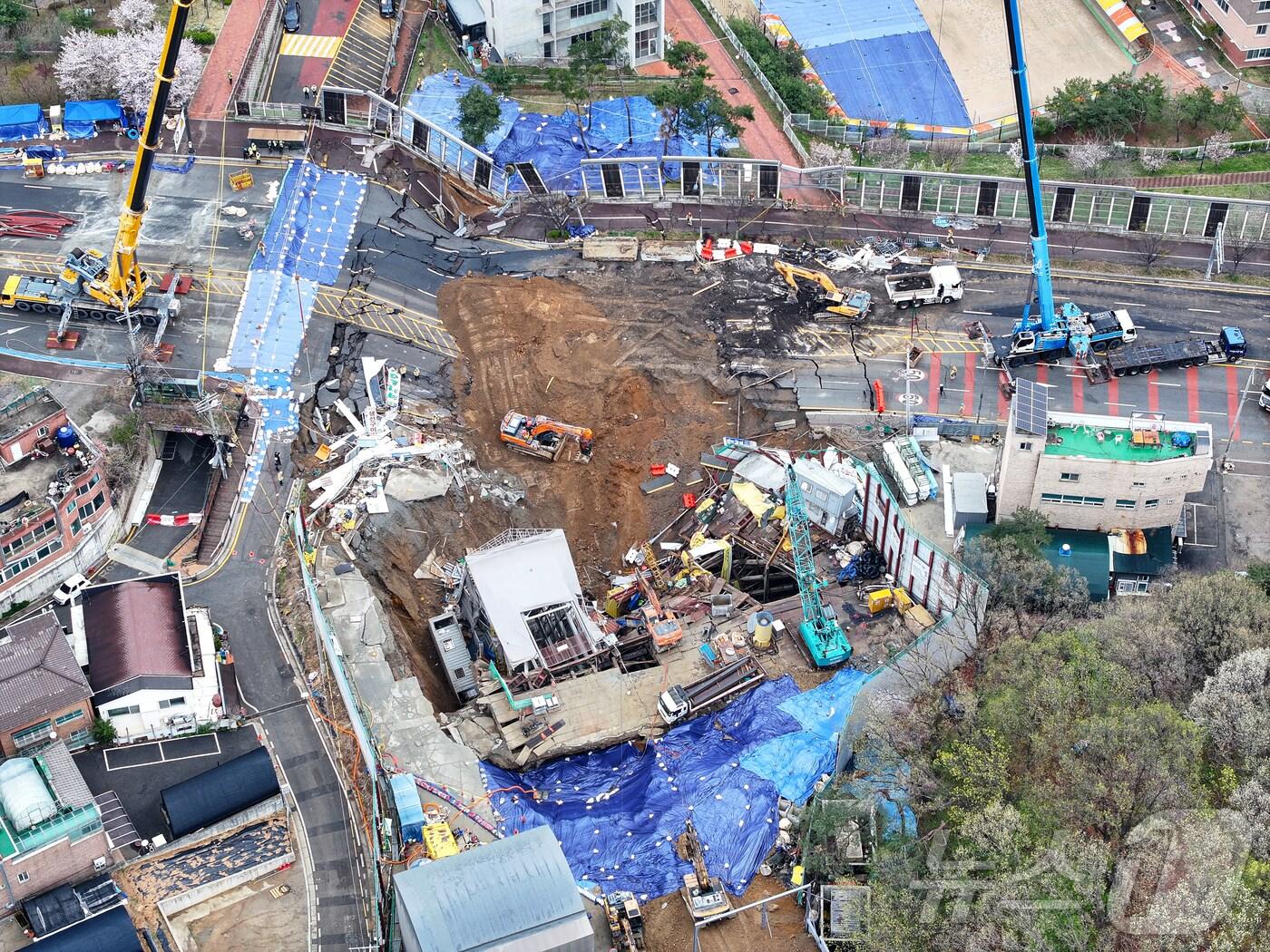 본문 이미지 - 14일 경기 광명시 일직동 신안산선 복선전철 5-2공구 붕괴 현장에서 소방관 등 관계자들이 실종자 수색 작업을 이어가고 있다. 2025.4.14/뉴스1 ⓒ News1 김도우 기자