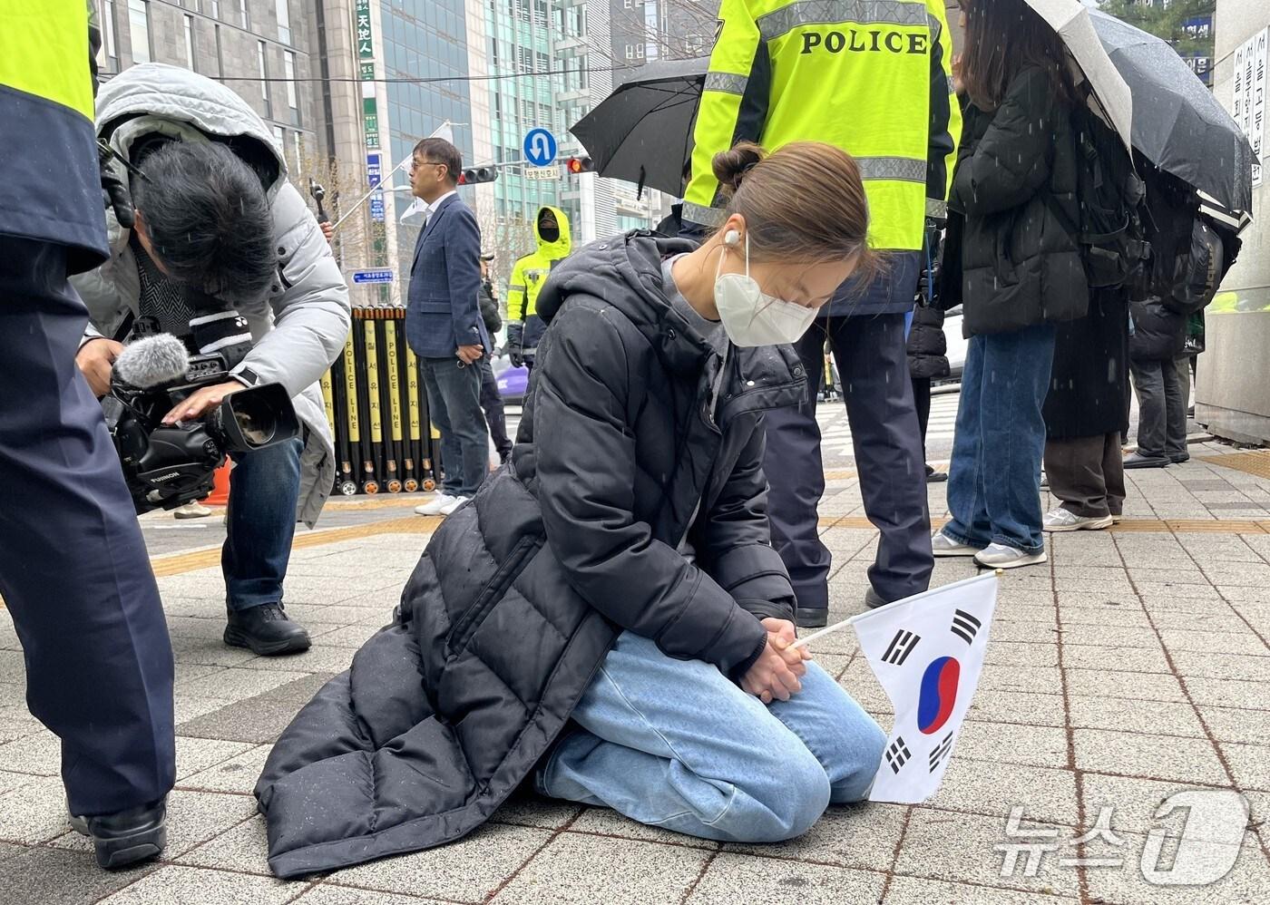 14일 오전 서울중앙지법 앞에서 윤석열 전 대통령 지지자가 무릎을 꿇고 기도하고 있다. 2025.04.14/뉴스1 ⓒ 뉴스1 김종훈 기자