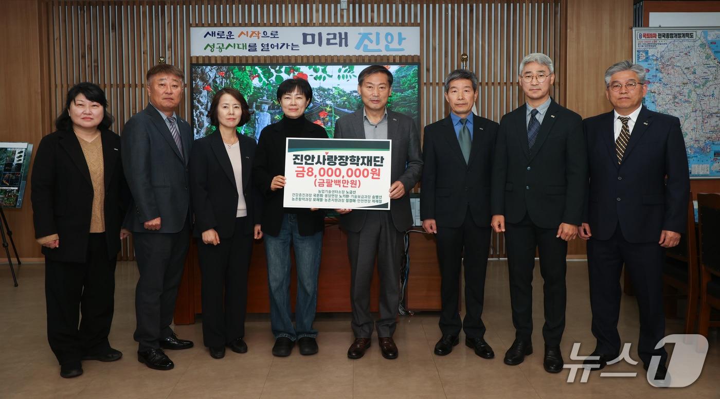 14일 전북자치도 진안군청 간부 공무원들이 미래 인재 양성을 위한 장학금 기탁에 동참했다.&#40;진안군제공. 재판매 및 DB금지&#41;2025.4.14/뉴스1