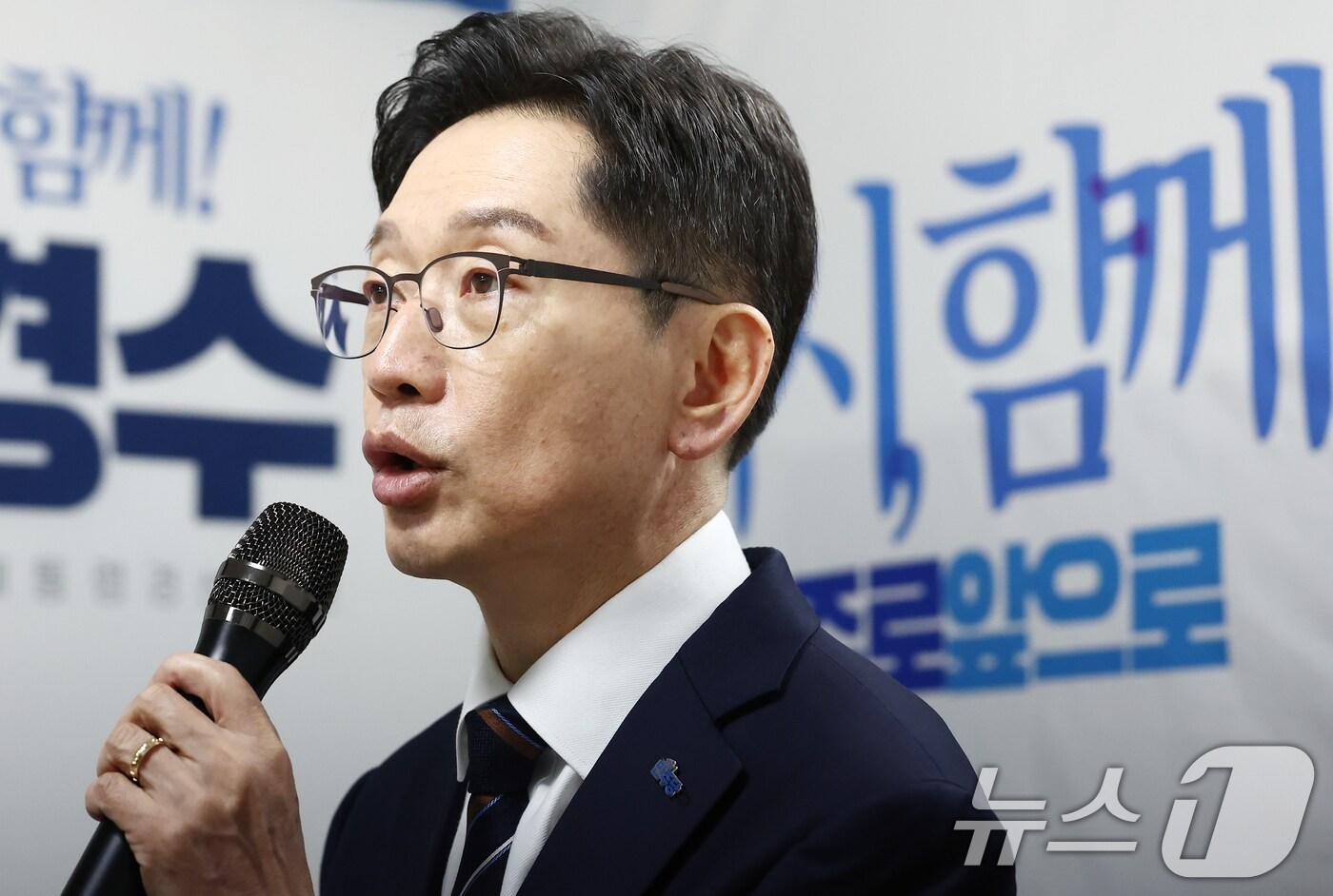 더불어민주당 대선 경선에 출마한 김경수 전 경남지사가 14일 오전 서울 영등포구 한흥빌딩에 마련된 캠프 사무실에서 대통령 집무실 이전 관련 입장 발표 기자회견을 하고 있다. 2025.4.14/뉴스1 ⓒ News1 김민지 기자