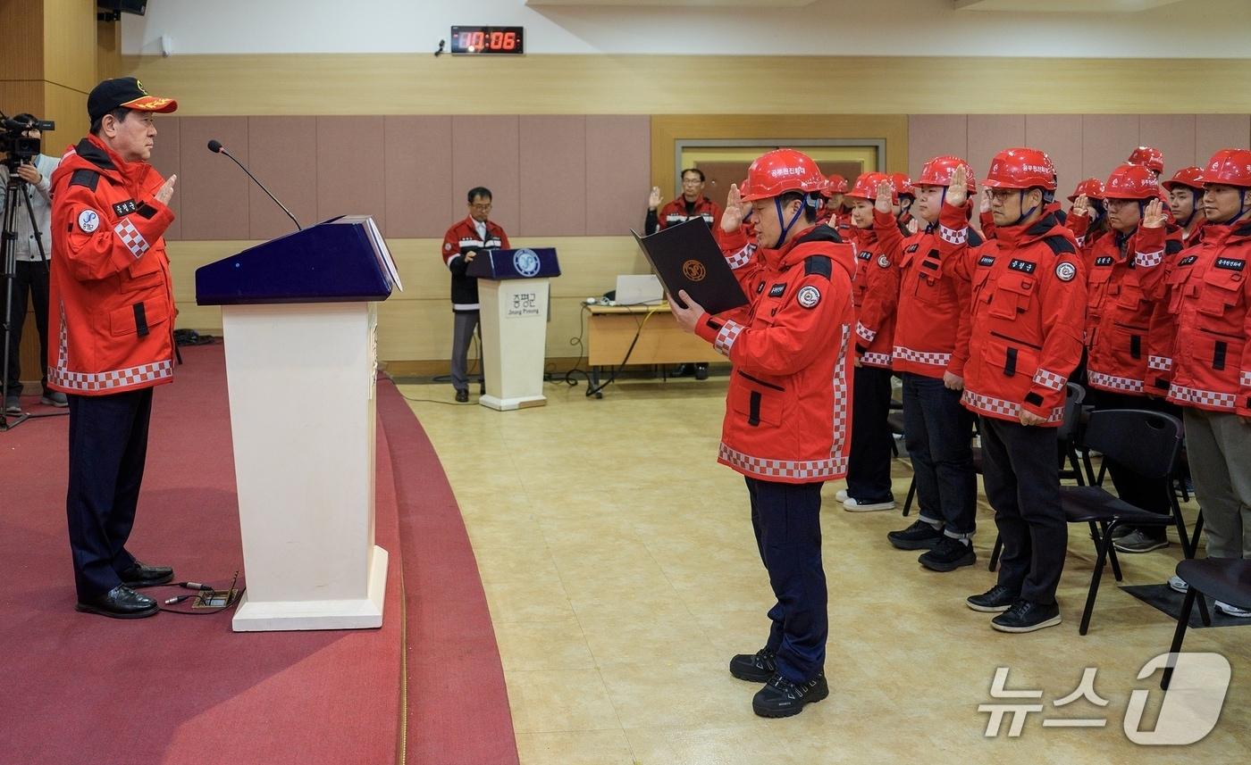 충북 증평군은 14일 군청 대회의실에서 '증평군 공무원 산불진화대 발대식'을 열고 산불 총력 대응을 다짐했다.(증평군 제공)./뉴스1