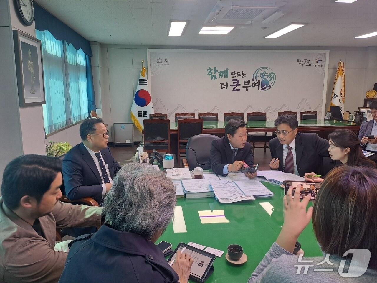 본문 이미지 - 박정현 부여군수(가운데)가 굿뜨래페이를 설명하고 있다. (부여군 제공. 재판매 및 DB금지) /뉴스1