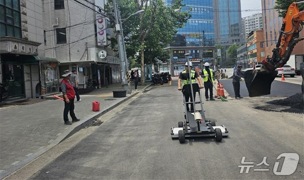 본문 이미지 - 마포구가 공동탐사 작업을 진행하고 있다.&#40;마포구 제공&#41;