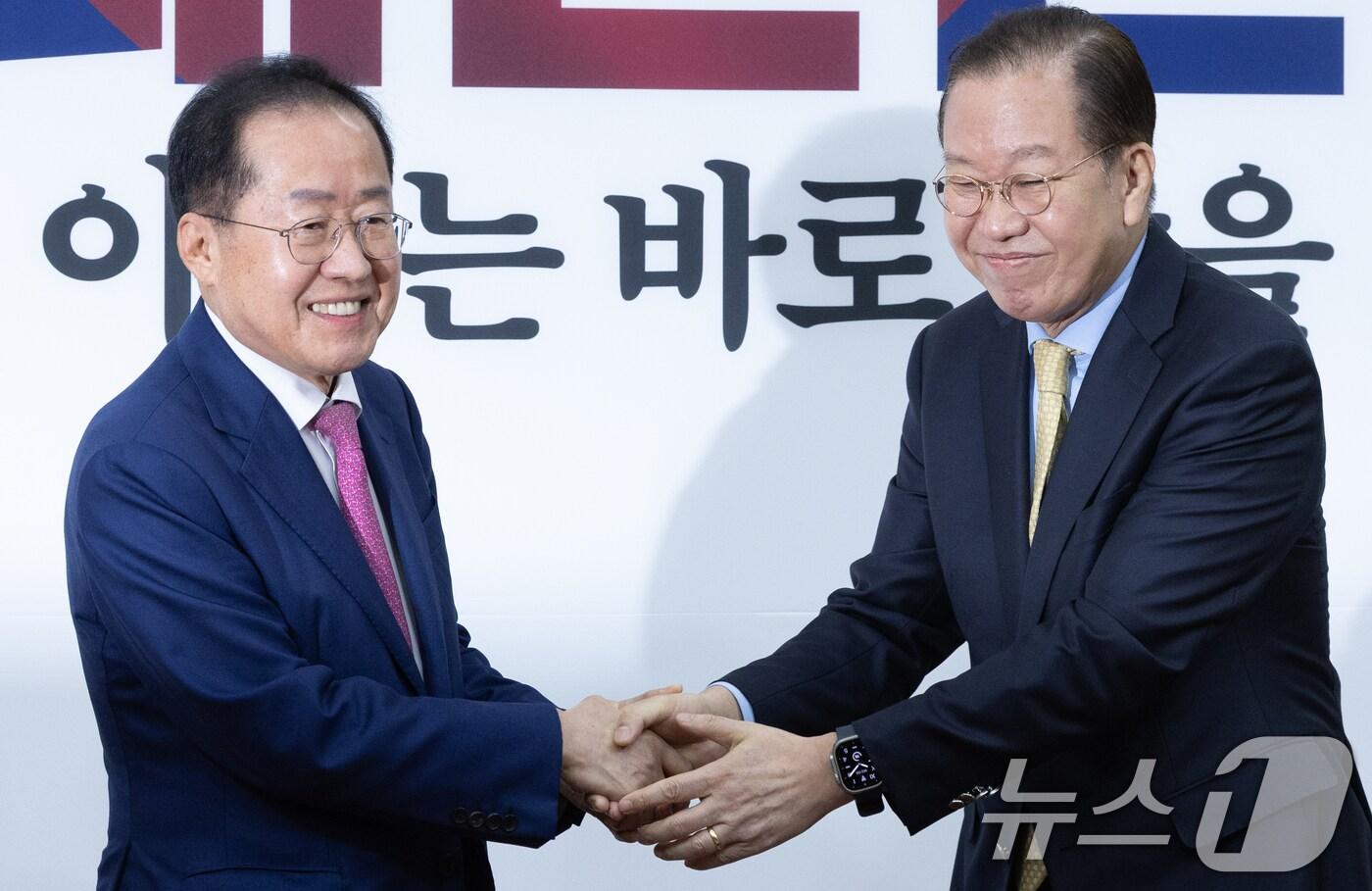 지난 4월 14일 권영세 국민의힘 비상대책위원장과 제21대 대통령선거에 출마 선언을 앞둔 홍준표 전 대구시장 14일 오전 서울 여의도 국회에서 악수를 하고 있다. 2025.4.14/뉴스1 ⓒ News1 이재명 기자