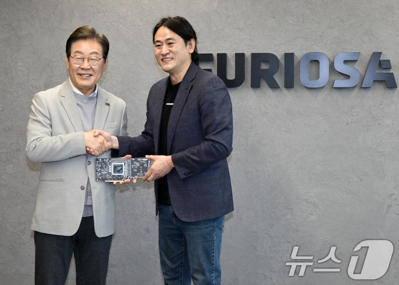 본문 이미지 - 이재명 더불어민주당 대선 예비후보가 14일 서울 강남구 퓨리오사AI에서 백준호 퓨리오사AI 대표와 기념촬영을 하고 있다. 2025.4.14/뉴스1 ⓒ News1 국회사진취재단