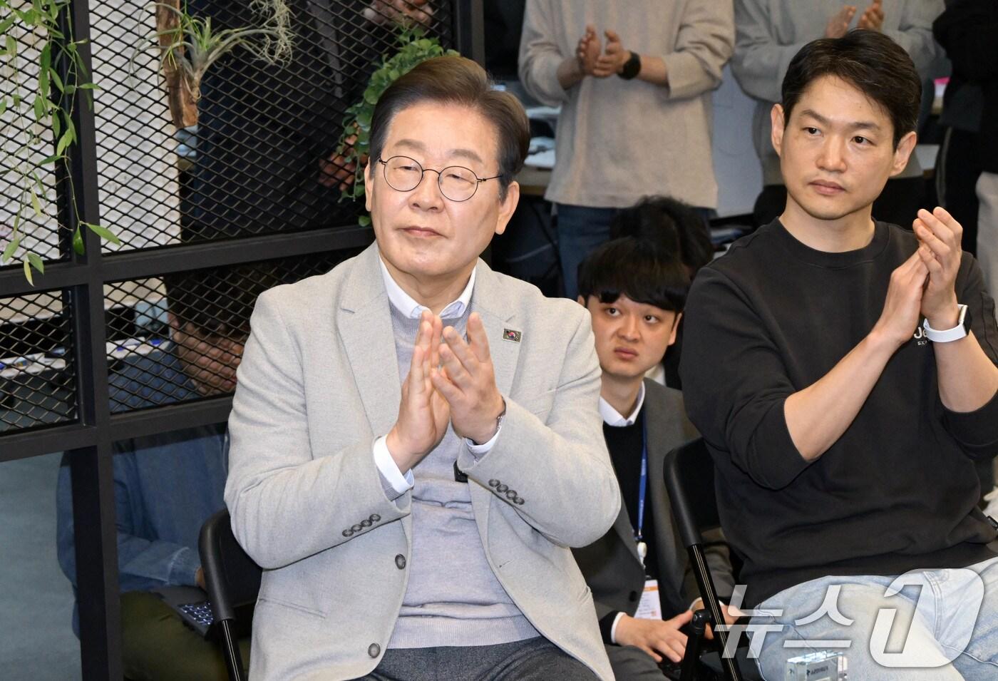 본문 이미지 - 이재명 더불어민주당 대선 예비후보가 14일 서울 강남구 퓨리오사AI에서 백준호 퓨리오사AI 대표의 기술소개를 들은 후 박수치고 있다. 2025.4.14/뉴스1 ⓒ News1 국회사진취재단