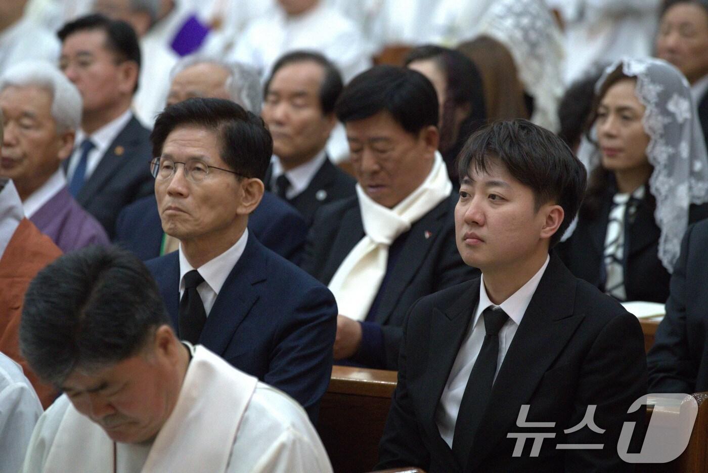 대선 출마를 선언한 김문수 전 고용노동부 장관과 개혁신당 이준석 대선 예비후보가 지난 4월 14일 경북 안동시 목성동주교좌성당에서 엄수된 두봉 레나도 주교 장례미사에 참석하고 있다. 2025.4.14/뉴스1 ⓒ News1 신성훈 기자