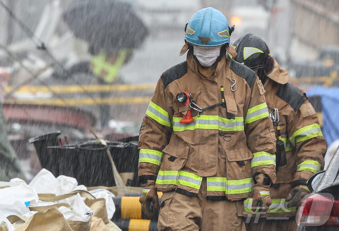 비가 내리는 14일 경기 광명시 일직동 신안산선 복선전철 5-2공구 붕괴 현장에서 소방관들이 이동하고 있다. 2025.4.14/뉴스1 ⓒ News1 김도우 기자