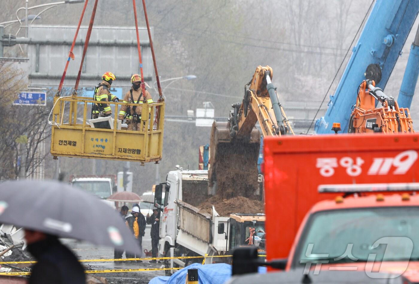 본문 이미지 - 14일 경기 광명시 일직동 신안산선 복선전철 5-2공구 붕괴 현장에서 소방관 등 관계자들이 실종자 수색 작업을 이어가고 있다. 2025.4.14/뉴스1 ⓒ News1 김도우 기자