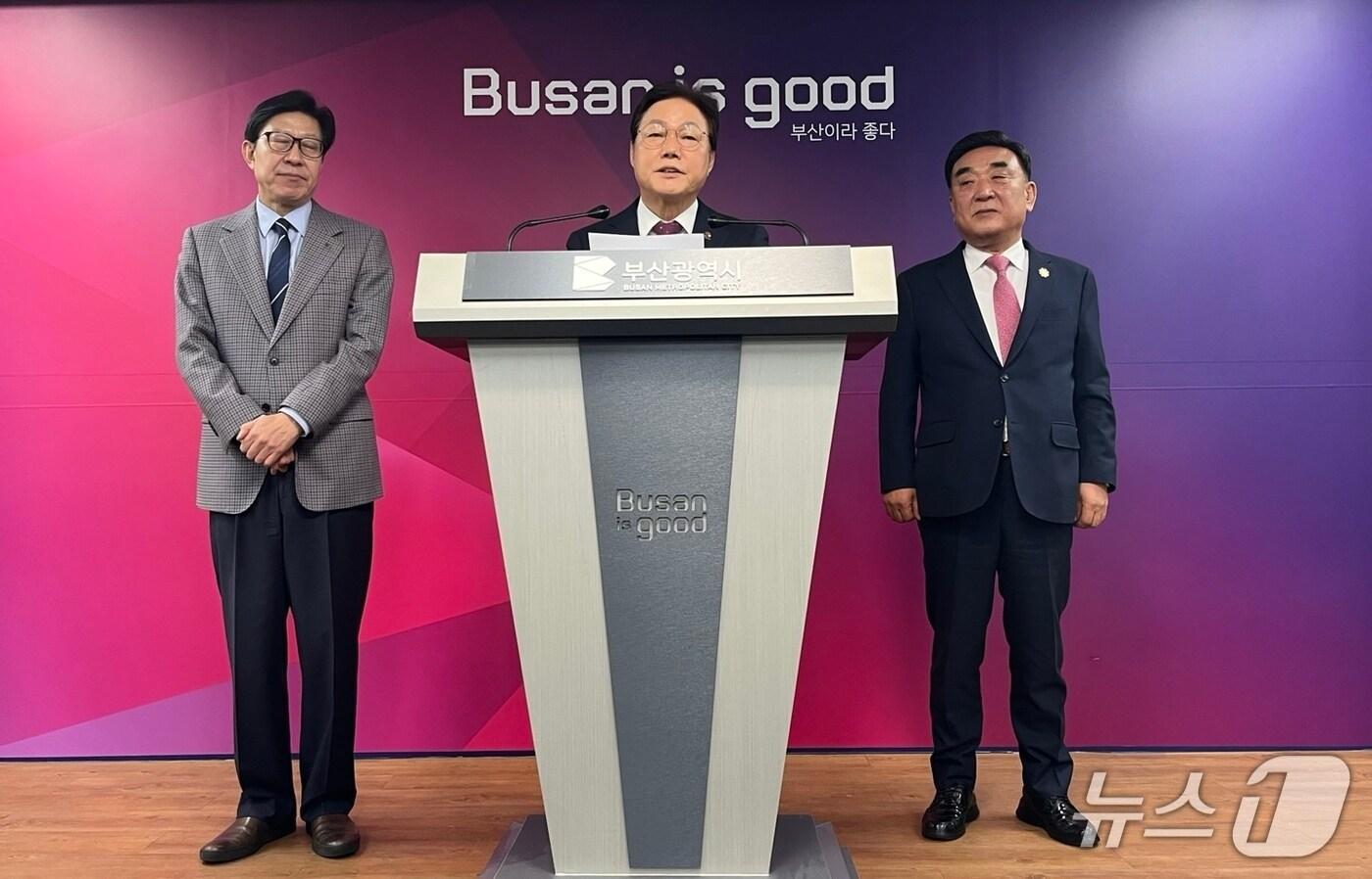 14일 박형준 부산시장&#40;왼쪽부터&#41;, 박완수 경남도지사, 김두겸 울산시장이 제3회 부울경 정책협의회를 진행한 뒤 입장문을 발표하고 있다.